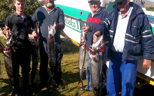 Min maar mooi! Van links, Bertus Prins en pa Jacques, dan skipper Jean Downing en langs hom, Johan Lubbe met hulle vangs. 